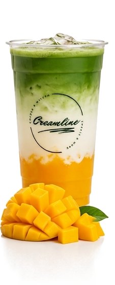 Iced Mango Matcha im Creamline-Becher mit Mango-Würfeln