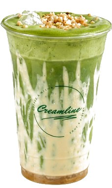 Bueno Cloud Iced Matcha Foam im Creamline-Becher mit Crunch-Topping