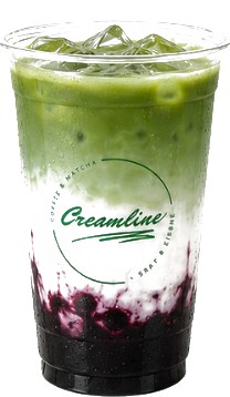 Iced Blueberry Matcha im Creamline-Becher mit Blaubeerpüree