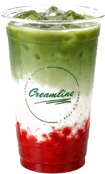 Iced Strawberry Matcha im Creamline-Becher mit Erdbeerpüree