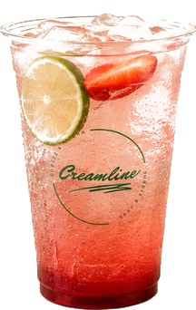 Strawberry Lemonade im Creamline-Becher mit Erdbeeren und Limette